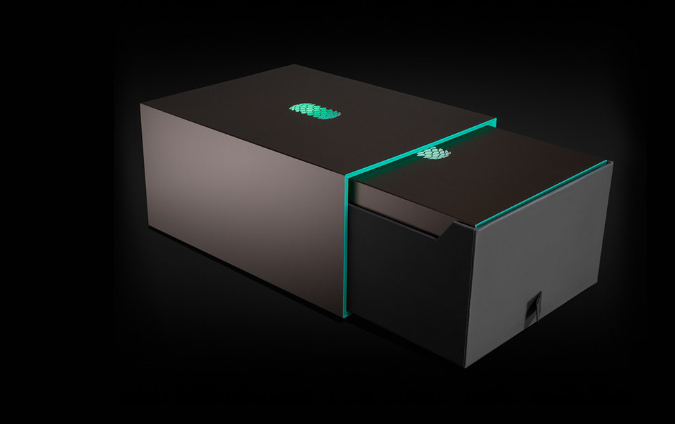 Solarin full high-end packaging with green plexiglass opening – Sirin Labs – point one percent