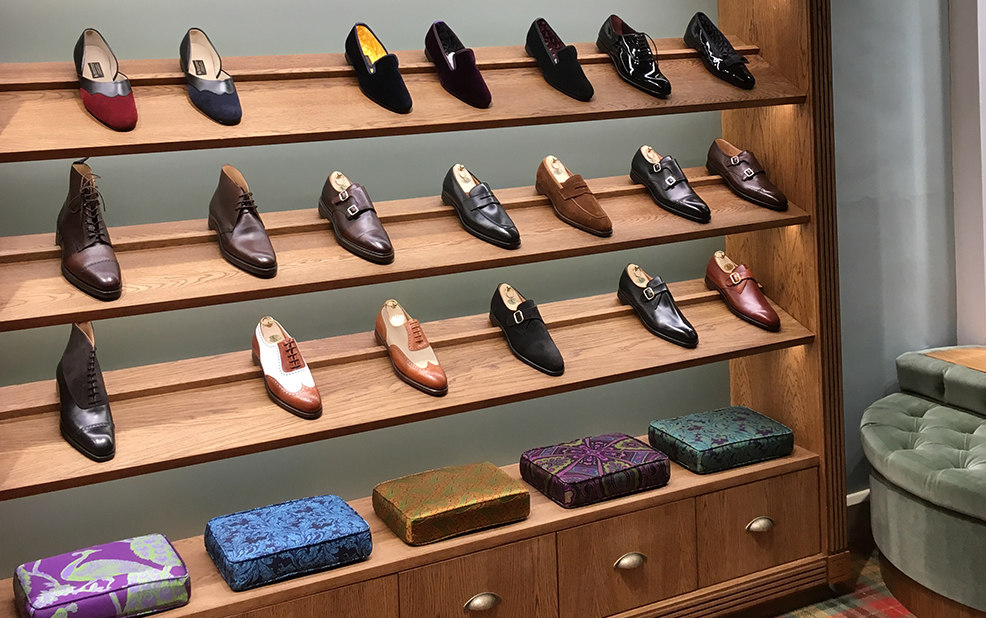 display shelves of high-end men’s loafers and shoes – New & Lingwood – point one percent 
